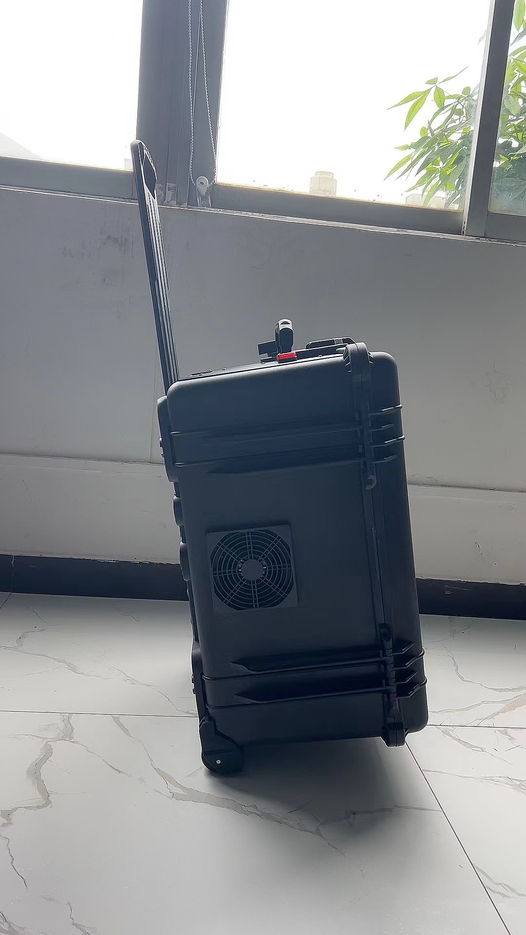 光泽手拉箱型移动通信干扰器